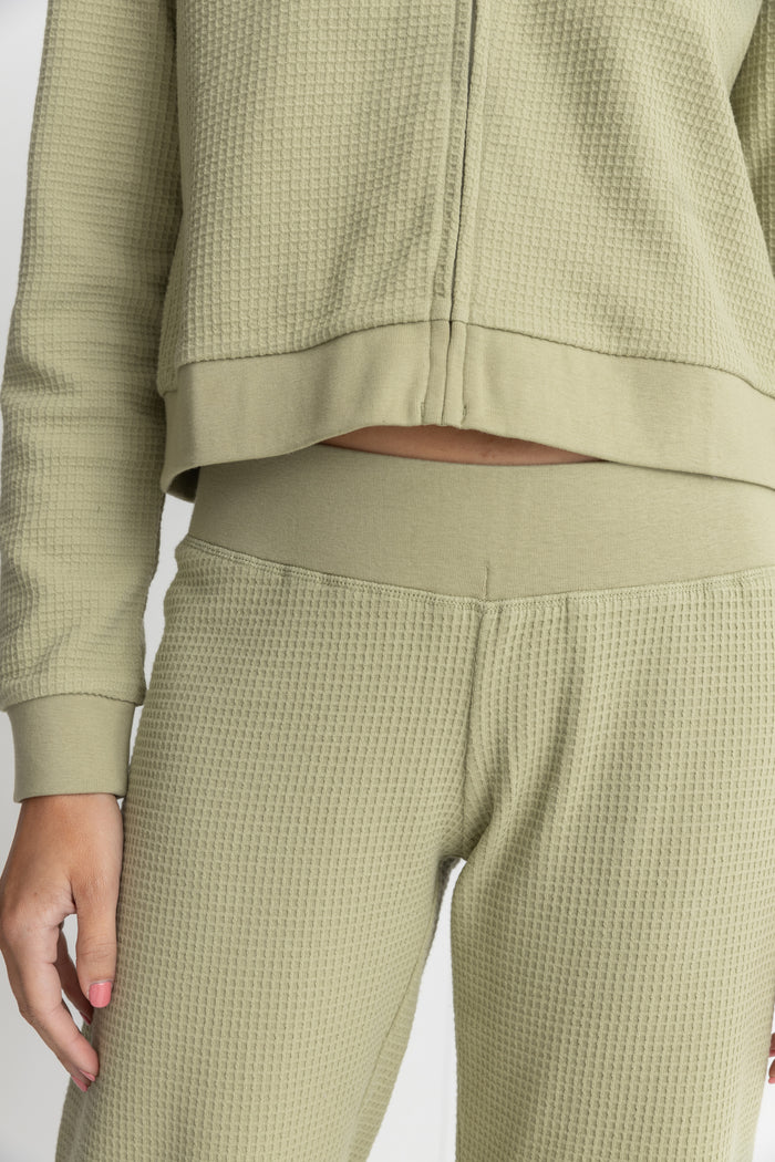 Light Layers Low Waisted Pant / Sage