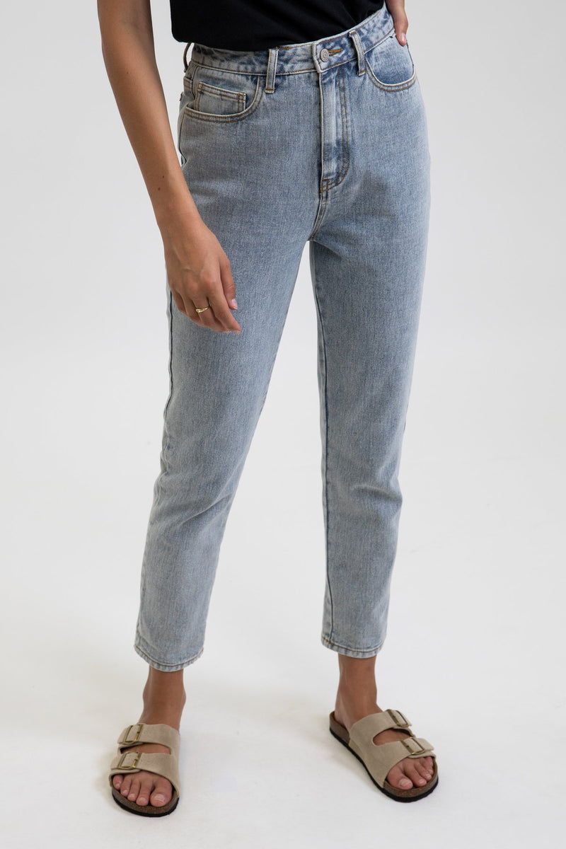 Classic Hi Rise Tapered Jean Light Wash