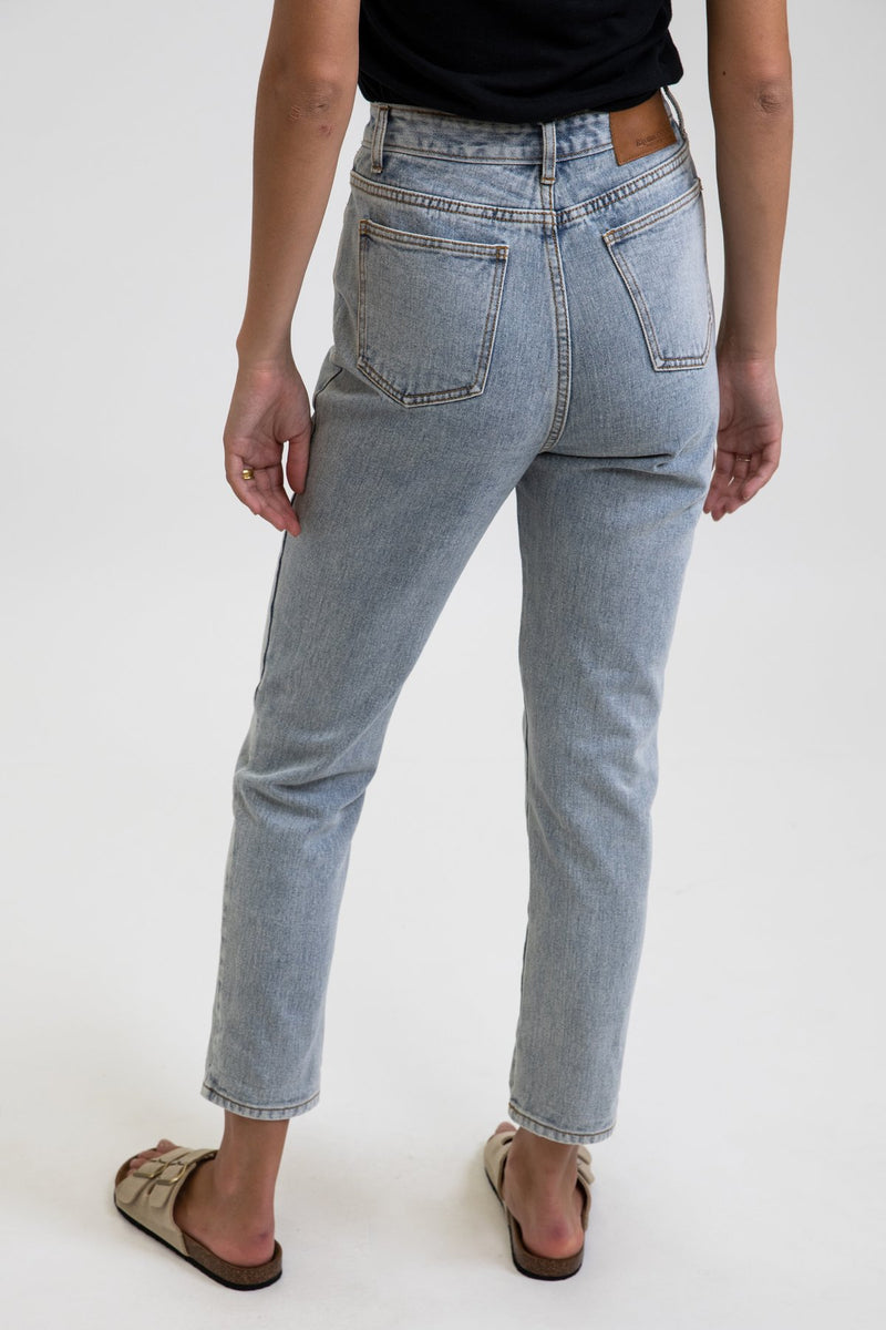 Classic Hi Rise Tapered Jean Light Wash