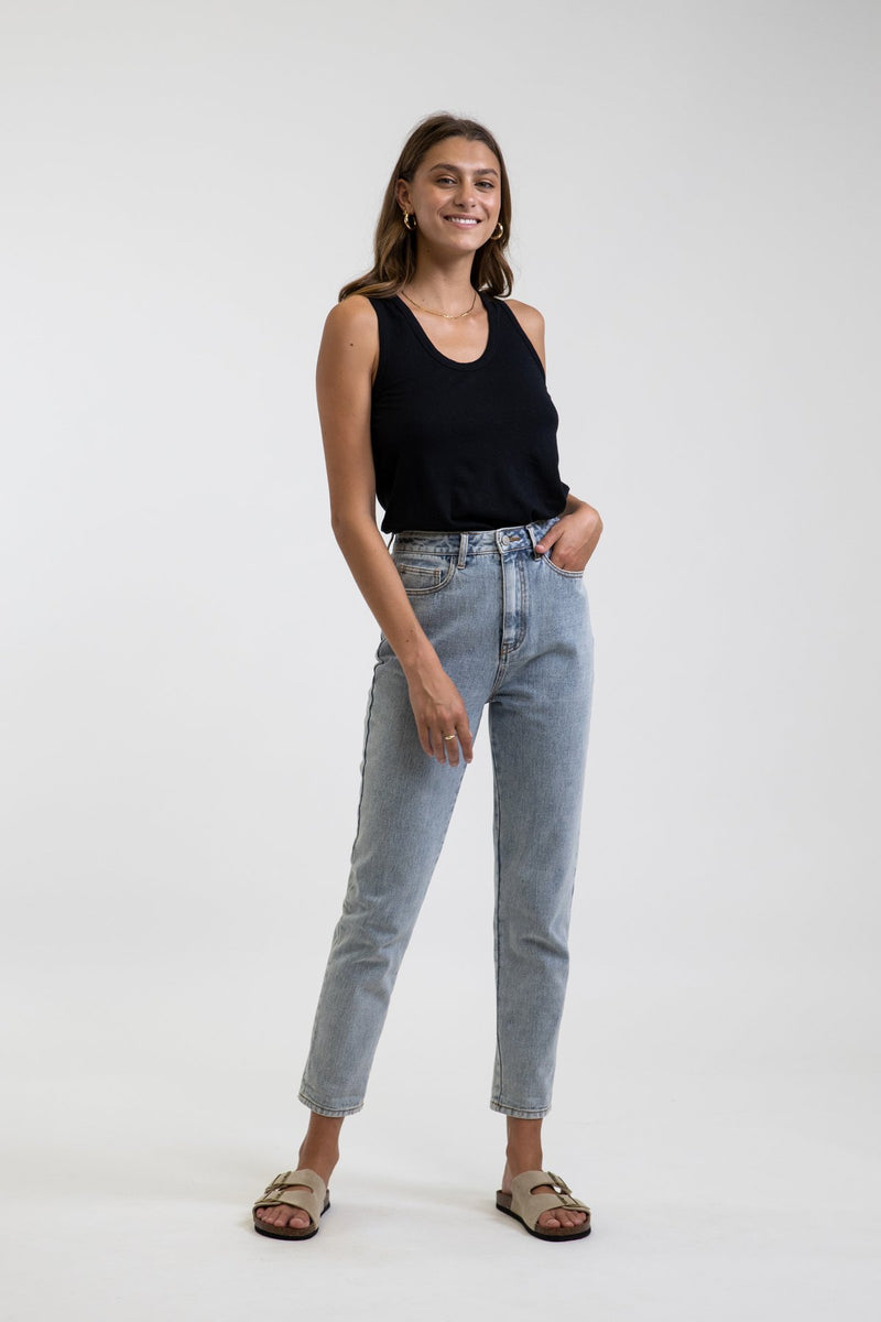 Classic Hi Rise Tapered Jean Light Wash